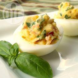 Gevulde eieren met knoflook, basilicum en spek recept