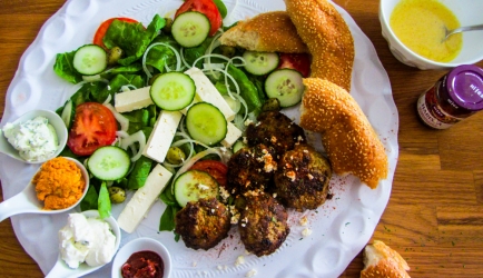 Arabische lamsburgers met spinaziesalade recept