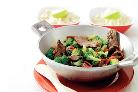 Roergebakken broccoli met biefstuk en rode peper