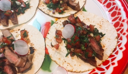 Taco's met gegrilde rib-eye en chimichurri recept