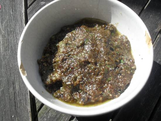 Kruiden pesto met zwarte olijven recept