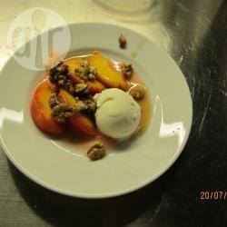 Perziken met roomijs en gekarameliseerde walnoten recept ...