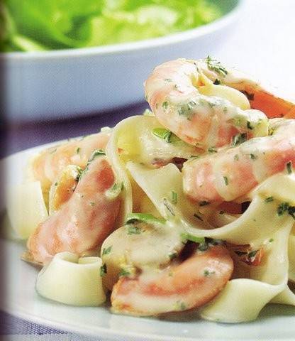 Fettucine pasta met zeevruchten, uiten, kaas en veel ve recept ...