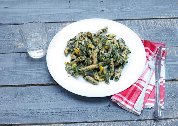 Pasta met spinazie, groene pesto en verse bladpeterselie