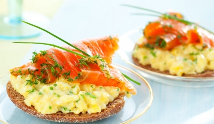 Beschuitbol met roerei en gerookte zalm recept