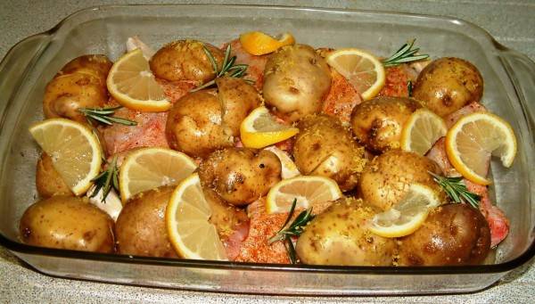 Citroenkip met knoflook en aardappelen recept