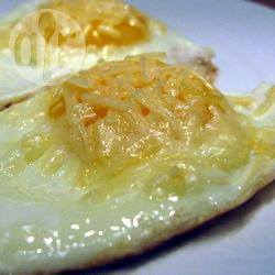 Gebakken eieren met kaas recept