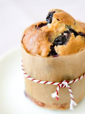 Verrukkelijke kruimel-cupcakes met peer en blauwe bessen recept ...