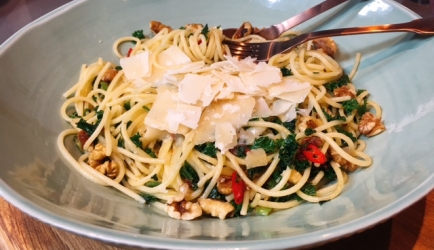 Spaghetti met boerenkool&comma; walnoten en rode peper recept ...