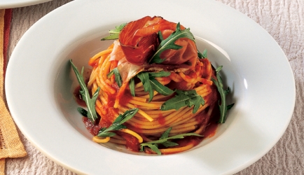Spaghetti met paprikasaus, rucola en speck recept