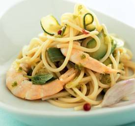 Spaghetti met courgette, garnalen en knoflook recept