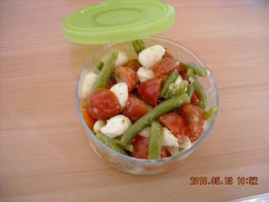 Salade van tomaten, sperziebonen, mozzarella en pesto recept ...
