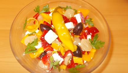Pittige paparikasalade met peperoni, feta en olijven recept ...