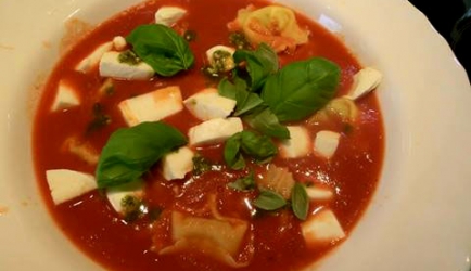Tomatensoep met mozarella en tortellini recept
