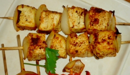 Baharat gekruid tofu satés recept