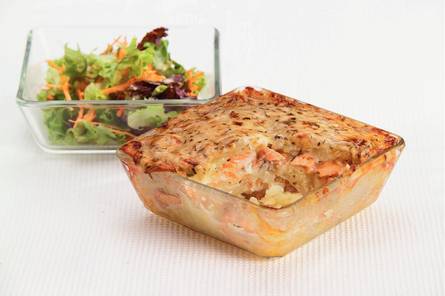 Zalm-aardappelschotel met tuinkruiden