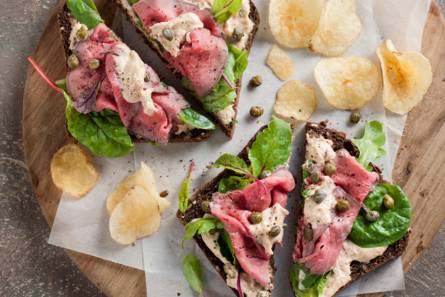 Open sandwich rosbief-tonijn
