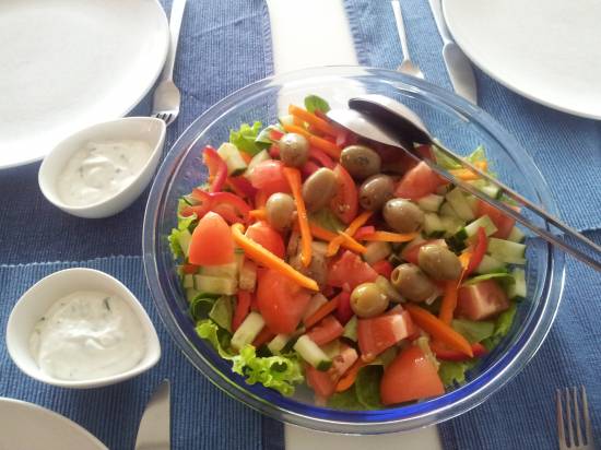 Griekse salade met tzaziki recept