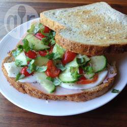 Sandwich met ham, mozzarella en tomaat recept