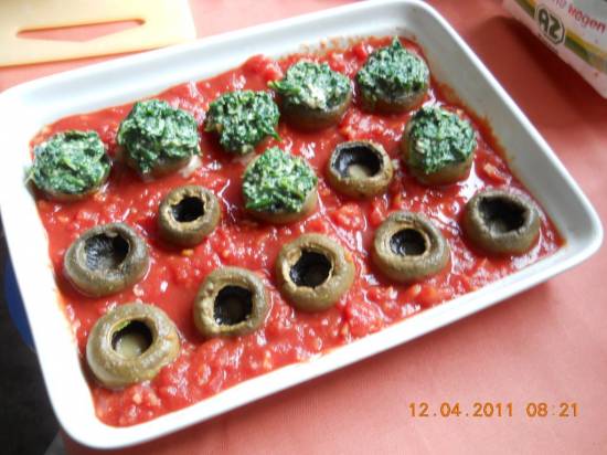 Champignons gevuld met spinazie en mozzarella in tomatensaus ...