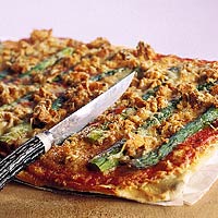 Pizza met asperges en zalm recept