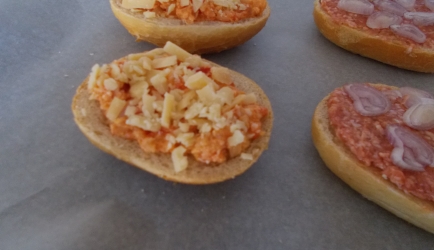 Gegratineerde gevulde broodjes uit de oven met ei ui tomaat en kaas