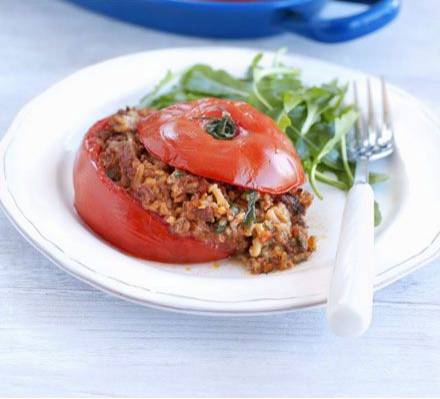 Gevulde tomaten met gehakt lamsvlees, dille & rijst recept ...