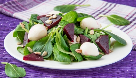 Salade van rode biet en spinazie recept