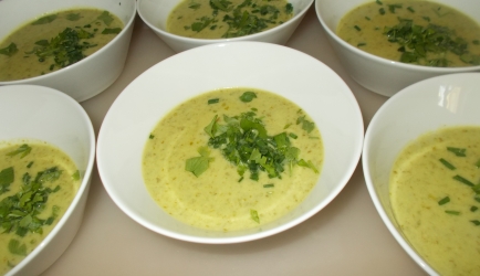 Fluweelzachte soep van kropsla en heel veel groene kruiden ...