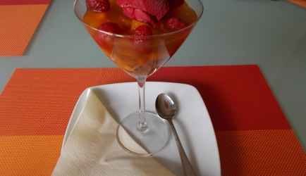 Verse abrikozen en frambozen gemarineerd in dessertwijn met ...