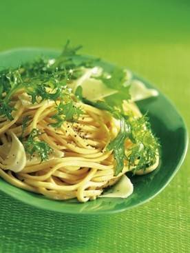 Pasta met knoflookroom en mesclun recept