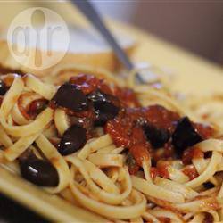 Spaghetti alla puttanesca met basilicum recept