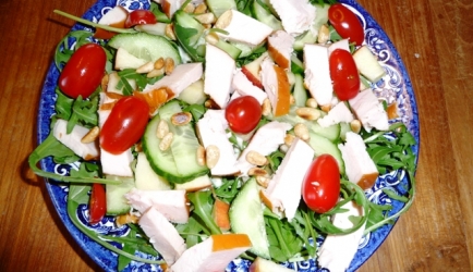 Snelle lunchsalade met gerookte kip recept