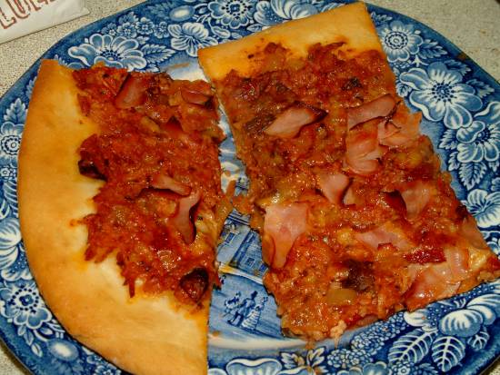 Pizza met ham-tomatensaus en kaas. recept
