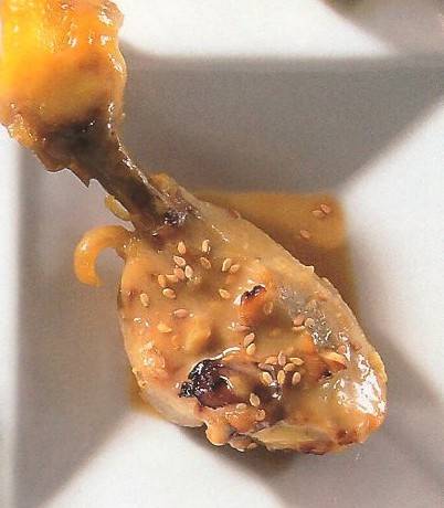 Amuse van een kipkluifje met honing en mosterd. recept ...