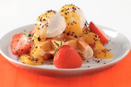 Oranje-bovenwafel met ijs en aardbeien