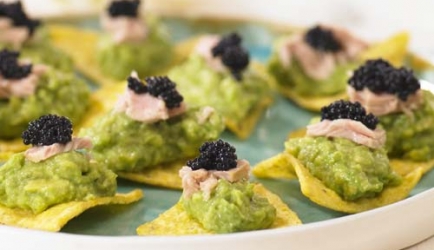 Tortillachips met avocado en tonijn recept
