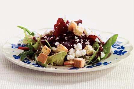 Bietensalade met geitenkaas en croutons