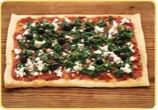 Pizza met spinazie en feta recept