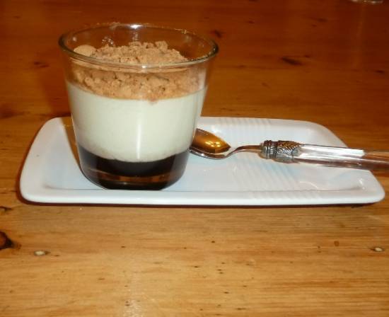 Luchtige witte chocolademousse met amarene kersen recept ...