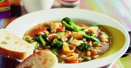 Minestronesoep lekkere gevulde soep met veel gezonde groenten