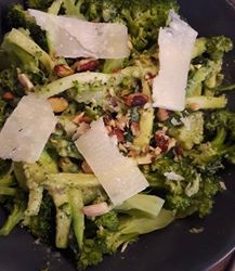 Courgetti met broccoli en pistachepesto recept