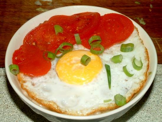 Noedelsoep met gebakken ei en tomaat recept