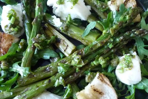 Salade van groene aspergetips met warme kappertjesdress recept ...