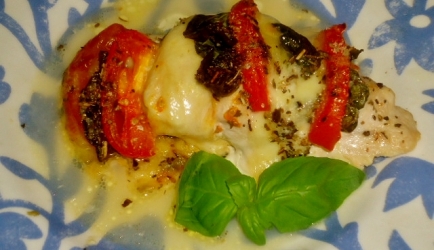 Kip hasselback gevuld met tomaat kaas en basilicum recept ...