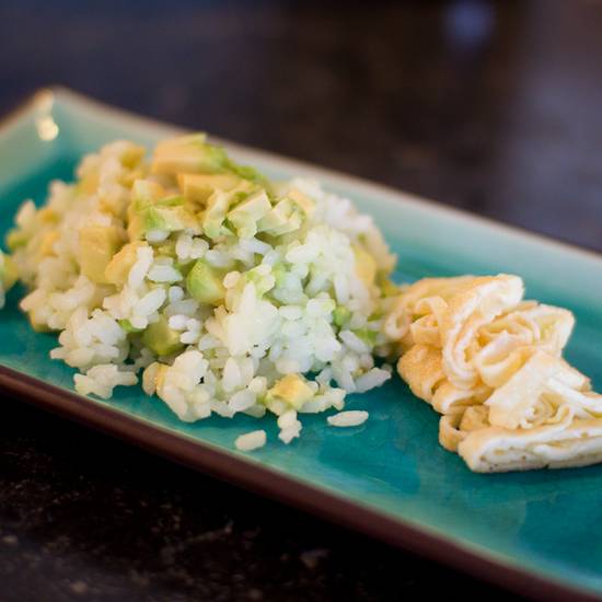 Babyhapje: rijst met avocado en omelet (shirashi sushi) recept ...