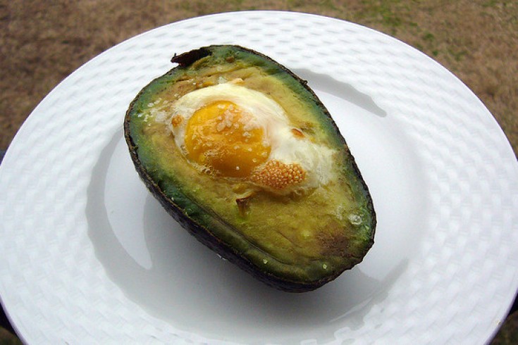 Eitje in een avocado bakken in de oven