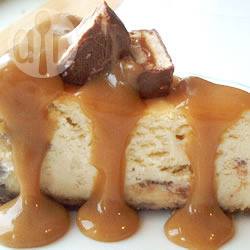 Cheesecake met chocolade, karamel en pinda's recept