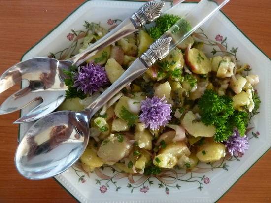 Aardappelsalade met azijn-oliesaus recept