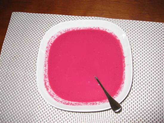 Gekruide roze koude bietensoep recept
